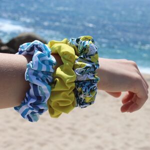 Euroopassa valmistettu scrunchie omalla painatuksella – hiusdonitsi logolla