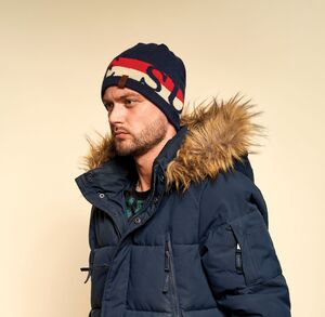 Supreme -pipo ympärikiertävällä neulekuviolla