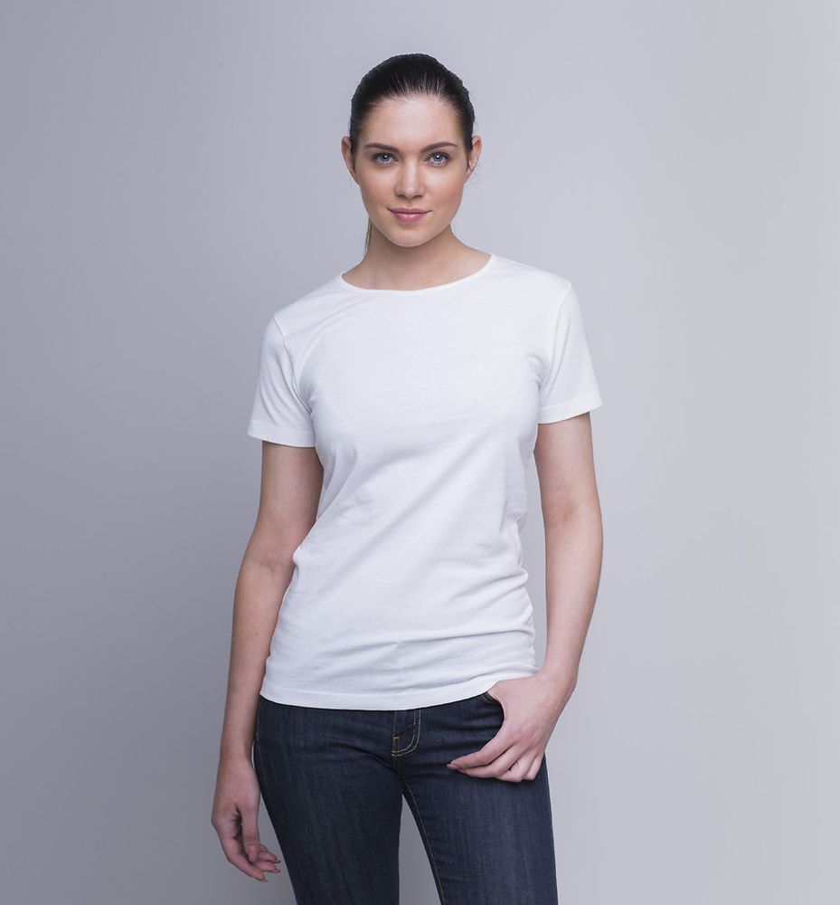 Shirt white girl. Модель в белой футболке. Белая футболка. Белая футболка женская. Классическая футболка женская.